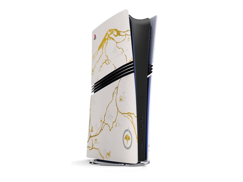 Peut inclure: Console de jeu personnalis&eacute;e blanche et dor&eacute;e avec un motif de carte. La console a des accents noirs et un logo sur le c&ocirc;t&eacute;. Le design pr&eacute;sente des lignes dor&eacute;es sur fond blanc.