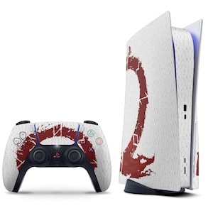Puede incluir: Un conjunto de consola y mando PlayStation 5 blancos. La consola y el mando presentan un diseño rojo y blanco. El mando tiene botones negros y un acento azul. La consola está de pie.