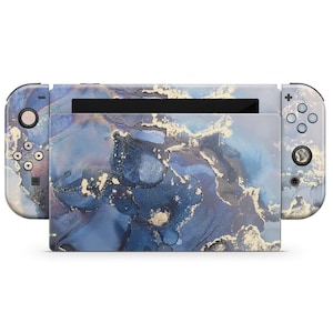 Op de afbeelding: Een Nintendo Switch-console en Joy-Con-controllers met een blauw en gouden marmerpatroon.