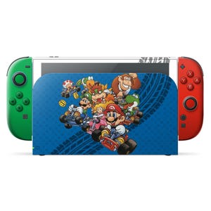Könnte beinhalten: Eine Nintendo Switch-Konsole mit grünen und roten Joy-Con-Controllern. Die Konsole hat ein blaues Design mit Mario Kart-Charakteren und Reifenspuren. Zu den Charakteren gehören Mario, Luigi, Peach und Donkey Kong.