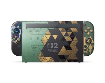 Puede incluir: Una consola Nintendo Switch y base con un patrón geométrico verde y negro con detalles dorados. La base muestra el logotipo de Nintendo Switch y pequeños iconos, mientras que los mandos presentan un emblema de escudo y botones dorados.