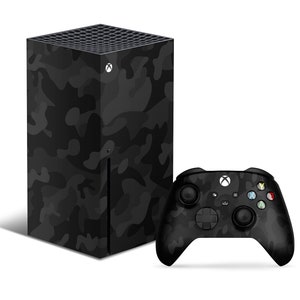 Pode incluir: Um console Xbox Series X preto com um padrão de camuflagem e um controlador Xbox preto correspondente.