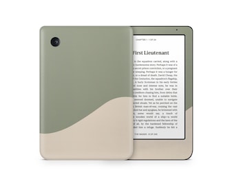 Könnte beinhalten: Ein grün-beiger E-Reader mit einem schwarzen Bildschirm, auf dem der Text "First Lieutenant" aus einem Buch angezeigt wird. Der Text auf dem Bildschirm lautet "In the squadron carried, along with a burdensome story. Perhaps it was of a secret prison conviction, or a pregnant weeping. Perhaps it was a hunger for or a dread of death. David Cheap, the of the Centurion, the squadron's flagship. A burly Scotsman in his early forties, with a nose and intense eyes, he was in trouble with his brother over their creditors chasing him, from debts that seemed doomed, unable to navigate expected shoals. Yet as he perched on the British man-of-war, cruising the vast, some would say, a touch of the wooden world of a ship-a world of all, by the hardened fellowship of  ded him a refuge. Suddenly he felt a THE WAGER - 8 OF 245"