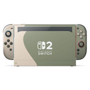 Puede incluir: Consola Nintendo Switch con un diseño de camuflaje único. La consola presenta una combinación de colores crema y verde oliva con mandos a juego. El logotipo de Nintendo Switch es visible en la parte delantera.