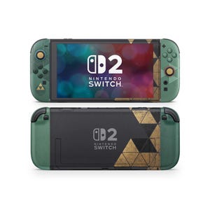 K&ouml;nnte beinhalten: Eine Nintendo Switch Konsole in Gr&uuml;n und Schwarz mit goldenen geometrischen Dreiecksmustern. Auf dem Bildschirm ist das Nintendo Switch Logo zu sehen, w&auml;hrend die R&uuml;ckseite das Logo und ein texturiertes goldenes Dreiecksdesign zeigt.