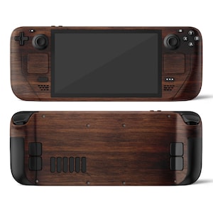 Peut inclure: Une console de jeu portable avec un revêtement en imitation bois foncé. L'appareil présente un écran noir, des boutons et des manettes. L'image montre l'avant et l'arrière, soulignant le design et la texture.