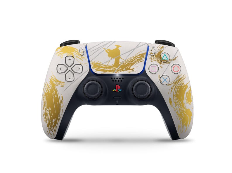 Peut inclure: Manette PlayStation 5 blanche et noire avec un motif de coups de pinceau dor&eacute;s et une illustration de personnage. La manette pr&eacute;sente le logo PlayStation et la disposition standard des boutons.