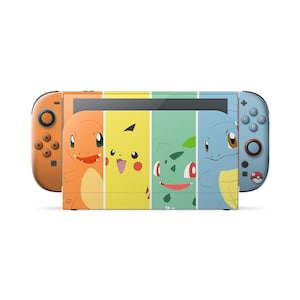 Puede incluir: Una consola de videojuegos portátil con una funda personalizada de cuatro paneles verticales que muestran a Charmander, Pikachu, Bulbasaur y Squirtle. El mando izquierdo es naranja y el derecho es azul claro con un icono de una Poké Ball.