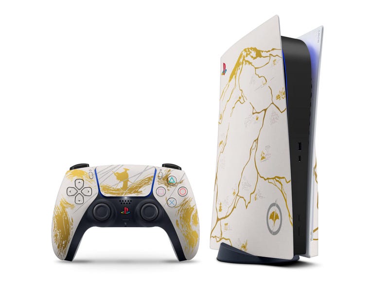 Peut inclure: Une console PlayStation 5 blanche et un ensemble de manettes. La console et la manette pr&eacute;sentent un motif abstrait dor&eacute; avec un accent bleu. La manette a des boutons noirs et une base noire. La console a un int&eacute;rieur noir.
