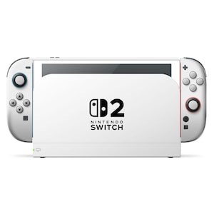Puede incluir: Una consola Nintendo Switch blanca con mandos desmontables. La consola presenta una base blanca con el logotipo de Nintendo Switch y una pantalla negra. Los mandos son grises con detalles en azul y rojo.