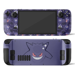 Peut inclure: Peau de console de jeu violette et noire avec un graphisme d'un personnage de Pokemon fantomatique violet et noir avec un sourire malicieux. La console a un écran noir et des boutons noirs.