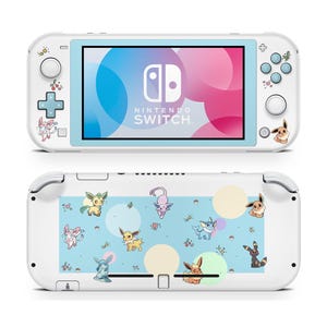 Peut inclure: Console Nintendo Switch Lite blanche avec un écran bleu et rose. La console est décorée d'autocollants de personnages de dessins animés. Le dos de la console a un fond bleu clair avec des graphiques de personnages de dessins animés et des cercles jaunes.