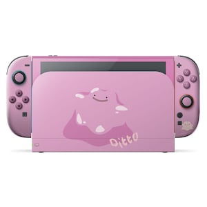 Peut inclure: Une console Nintendo Switch rose avec des manettes Joy-Con assorties. La console présente un motif de Ditto, avec le visage du personnage et son nom imprimés sur la station d'accueil. Les manettes ont des boutons et des joysticks roses.