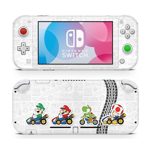 以下が含まれることがあります： マリオカートのキャラクターとタイヤの跡のデザインが施された、白いNintendo Switch Liteコンソール。画面にはNintendo Switchのロゴが表示されています。コンソールには赤と緑のボタンがあります。