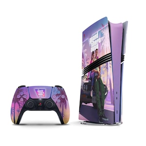 Könnte beinhalten: Eine Spielkonsole und ein kabelloser Controller mit einem Grand Theft Auto Grafik-Skin. Das Design zeigt eine sonnenuntergangsfarbene Palette aus Lila, Pink und Orange mit Palmensilhouetten und einer Figur, die an einem Auto lehnt.