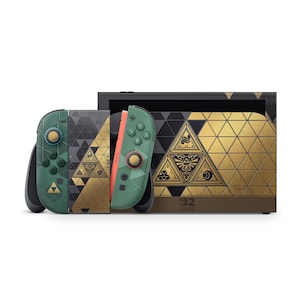 K&ouml;nnte beinhalten: Eine Nintendo Switch Konsole und zwei Joy-Con Controller mit einem geometrischen Muster in Gr&uuml;n, Schwarz und Gold. Das Design zeigt ein goldenes Triforce-Emblem auf der Dockingstation und den Controllern sowie das Nintendo Switch Logo.