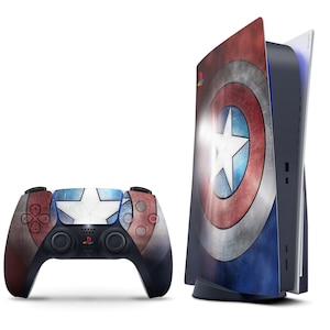Könnte beinhalten: Ein PlayStation 5 Konsolen- und Controller-Set mit einem Captain America Schild-Design. Die Konsole hat eine Schildgrafik auf der Seite, und der Controller hat ein passendes Design mit roten, weißen und blauen Farben.