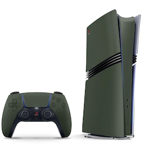 Może przedstawiać: Konsola PlayStation 5 w kolorze ciemnozielonym z pasującym ciemnozielonym kontrolerem. Konsola ma elegancki, nowoczesny design z pionową orientacją. Kontroler ma standardowy układ przycisków i joysticków.