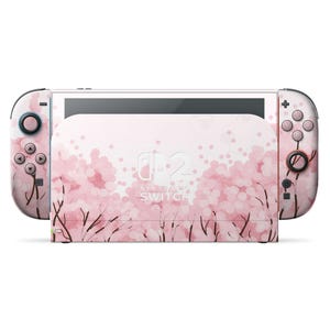 Puede incluir: Una taza de cerámica blanca con un asa negra y el texto "But First, Coffee" en negrita negra. La taza se encuentra sobre un fondo borroso, sugiriendo un ambiente acogedor.