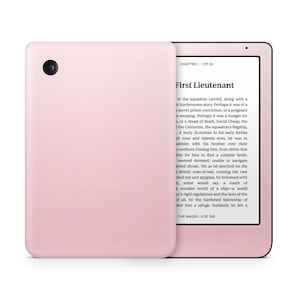 Puede incluir: Un lector electrónico rosa con un borde negro y una cámara frontal. La pantalla muestra el texto "First Lieutenant" y "CHAPTER 1 - 1 OF 24".