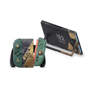 K&ouml;nnte beinhalten: Eine Nintendo Switch Konsole und zwei Joy-Con Controller mit einem geometrischen Muster in Gr&uuml;n, Schwarz und Gold. Die R&uuml;ckseite der Konsole zeigt das Nintendo Switch Logo, w&auml;hrend die Controller ein goldenes Triforce-Symbol und goldene Sticks haben.