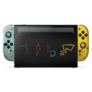 Op de afbeelding: Een zwart Nintendo Switch-dock met kleurrijke contouren van Pokémon-personages. De linker Joy-Con is lichtgroen met een Bulbasaur-ontwerp en de rechter Joy-Con is geel met een Pikachu-ontwerp.