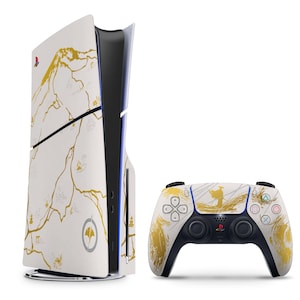Peut inclure: Une console PlayStation 5 blanche et dor&eacute;e et un ensemble de manettes. La console et la manette pr&eacute;sentent un motif de montagne et de paysage dor&eacute; sur fond blanc. La manette a des boutons et des accents noirs.