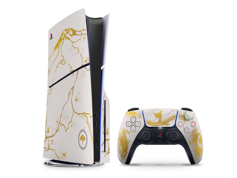 Peut inclure: Une console PlayStation 5 blanche et dor&eacute;e et un ensemble de manettes. La console et la manette pr&eacute;sentent un motif de montagne et de paysage dor&eacute; sur fond blanc. La manette a des boutons et des accents noirs.