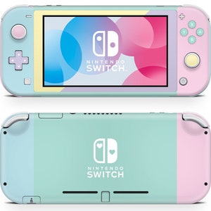 Op de afbeelding: Een lichtblauwe en roze Nintendo Switch Lite handheld-gameconsole met een wit Nintendo Switch-logo en de tekst "NINTENDO SWITCH" aan de voorkant. De console heeft een lichtblauw en roze kleurenschema met een wit Nintendo Switch-logo en de tekst "NINTENDO SWITCH" aan de voorkant.