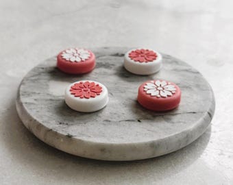 Empuñaduras para el pulgar con diseño de flor de cerezo rosa para Nintendo Switch 2, OLED y Lite. Juego de 4 tapas de silicona para joystick.