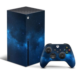 K&ouml;nnte beinhalten: Eine dunkelblaue Xbox Series X Konsole und ein Controller mit Galaxie-Design. Die Konsole hat eine strukturierte Oberfl&auml;che und der Controller hat eine schwarze Frontplatte mit wei&szlig;en Kn&ouml;pfen.