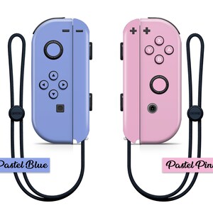 K&ouml;nnte beinhalten: Zwei Nintendo Switch Joy-Con-Controller, einer in Pastellblau und einer in Pastellrosa, mit schwarzen Handgelenksb&auml;ndern. Die Controller haben die Standardtasten und Joysticks.