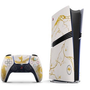 Könnte beinhalten: Ein weiß-schwarzes Spielekonsolen- und Controller-Set. Die Konsole hat eine weiße Frontplatte mit goldenen abstrakten Kunstwerken. Der Controller ist weiß mit goldenen Akzenten und schwarzen Knöpfen. Für Spiele.