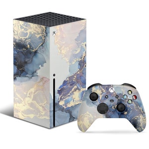 Könnte beinhalten: Ein Xbox Series X Konsolen- und Controller-Skin-Set. Konsole und Controller weisen ein marmoriertes Design mit Blau-, Gold- und Weißtönen auf. Der Controller hat schwarze Tasten und ein schwarzes Steuerkreuz.