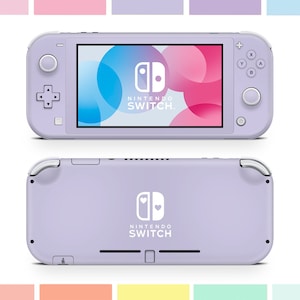 以下が含まれることがあります： 正面に白いニンテンドースイッチロゴと「NINTENDO SWITCH」の文字が書かれた、ラベンダー色のニンテンドースイッチライト携帯ゲーム機。コンソールは、閉じられた状態と開かれた状態の両方で表示されています。
