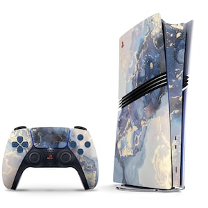 Może przedstawiać: Biała i niebieska konsola PlayStation 5 z marmurowym wzorem i pasującym kontrolerem. Konsola ma elegancki, nowoczesny design, a kontroler zapewnia wygodny chwyt.