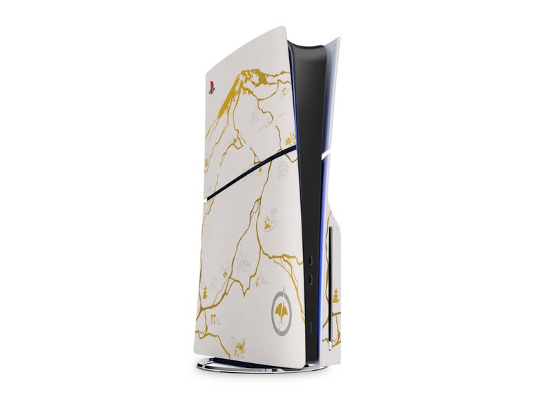 Peut inclure: Console PlayStation 5 blanche avec un motif de carte dor&eacute;. La console pr&eacute;sente une bande noire et un &eacute;clairage bleu. Le design comprend un logo et une illustration de montagne.