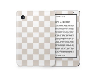 以下が含まれることがあります： 黒の縁取りのある白とベージュの市松模様のKindle電子書籍リーダー。画面には「First Lieutenant」というテキストと、イギリスの軍艦についての物語の冒頭が表示されています。