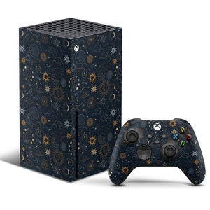 Può includere: Una console Xbox Series X nera e un controller con un motivo celeste con lune, stelle e soli dorati. Il motivo è su uno sfondo blu scuro.