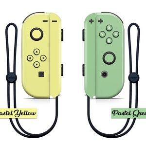 K&ouml;nnte beinhalten: Zwei Nintendo Switch Joy-Con-Controller, einer in Pastellgelb und einer in Pastellgr&uuml;n, mit schwarzen B&auml;ndern befestigt.