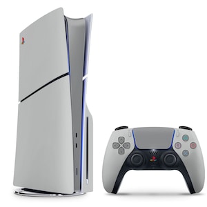 Könnte beinhalten: Eine weiße PlayStation 5 Konsole mit einem passenden weißen DualSense Controller. Die Konsole hat ein elegantes, modernes Design mit einem blauen Lichtstreifen an der Seite. Der Controller hat ein schwarzes PlayStation Logo auf dem Touchpad.