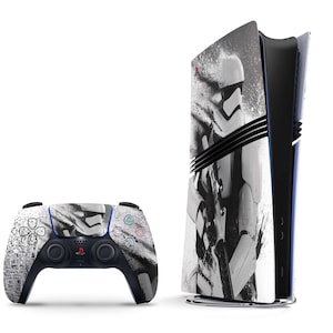 Peut inclure: Une console PlayStation 5 et une manette noires et blanches avec un design Star Wars Stormtrooper. La console a une surface blanche texturée avec une bande noire sur le devant. La manette a un design similaire avec une surface blanche texturée et des accents noirs.