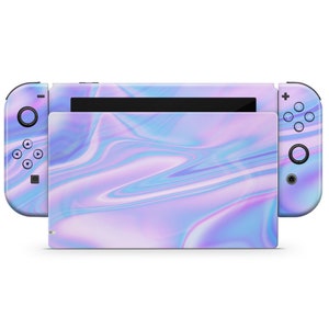 Op de afbeelding: Een Nintendo Switch-console en twee controllers met een holografisch, iriserend paars en blauw swirl-ontwerp.