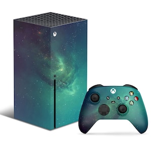 Peut inclure: Une console Xbox Series X verte et bleue avec un design de nébuleuse et une manette assortie.
