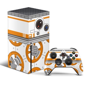 Może przedstawiać: Biała i pomarańczowa konsola Xbox Series X i kontroler z wzorem Star Wars BB-8. Konsola i kontroler mają białe tło z pomarańczowymi kółkami i liniami.