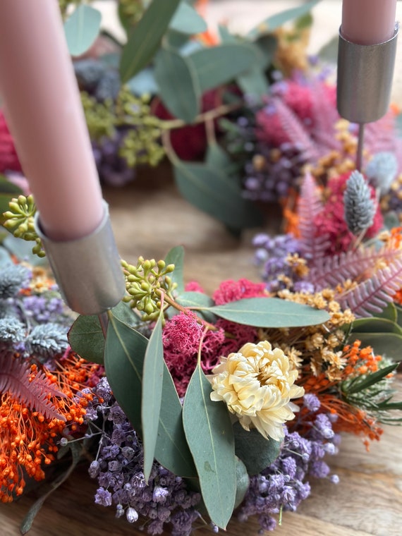 Adventskranz / bunt / Trockenblumen / haltbar / rot / stabkerzen / 30cm