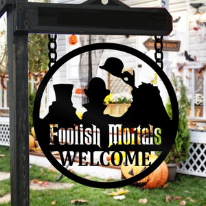 Cartello personalizzato di benvenuto Foolish Halloween - Cartello dei fantasmi della casa stregata - Cartello in metallo Foolish Mortals all'ingresso - Regalo per gli amanti del mondo Disney