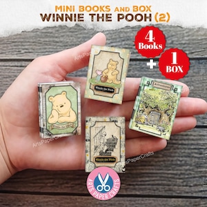 Könnte beinhalten: Miniatur-Buch- und Box-Set von Winnie the Pooh. Das Set enthält vier kleine Bücher und eine Box. Die Bücher zeigen Illustrationen von Winnie the Pooh und seinen Freunden. Der Text "Winnie the Pooh" ist auf den Büchern zu sehen.