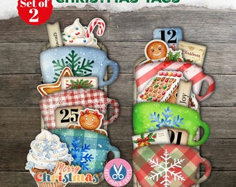 Peut inclure: Un ensemble de deux étiquettes de Noël décoratives avec des illustrations superposées de tasses, de biscuits en pain d'épices, de cupcakes et de sucres d'orge. Les étiquettes incluent des textes comme 'LOADED CHRISTMAS TAGS', 'Set of 2', '25', '12', '01', 'Joy' et 'Merry Christmas'.
