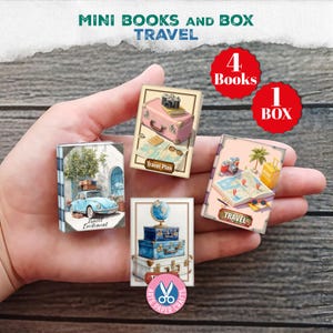 Könnte beinhalten: Miniatur-Reisebücher und eine Box. Die Bücher zeigen Illustrationen eines Oldtimers, Koffer, einer Kamera und Karten. Der Text auf den Büchern lautet "Travel", "Travel Plan" und "Travel Excitement."